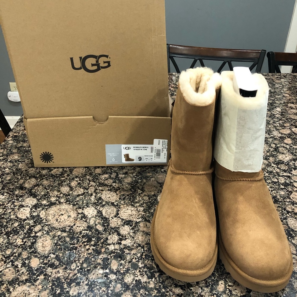 Bailey Bow II Uggs, Chestnut, Size 9. NWT